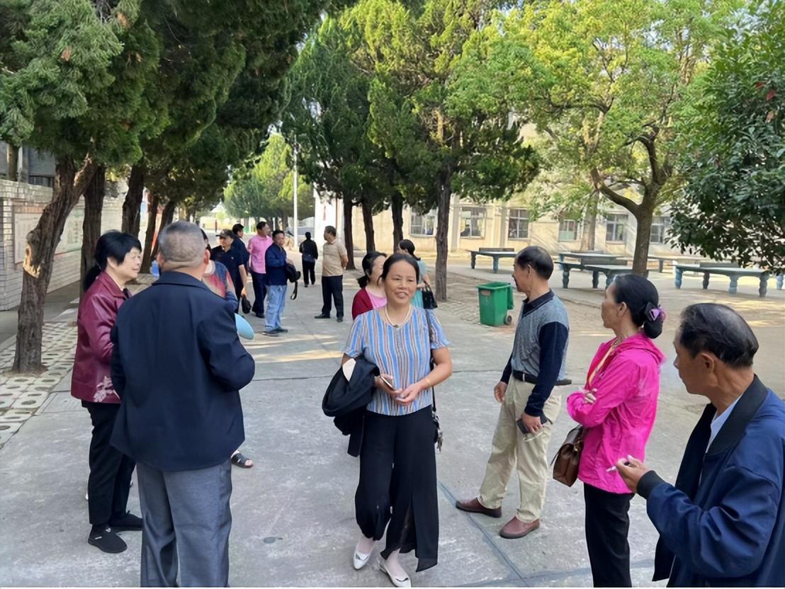 安乡县官陵湖中学喜迎二十大欢乐度重阳座谈活动