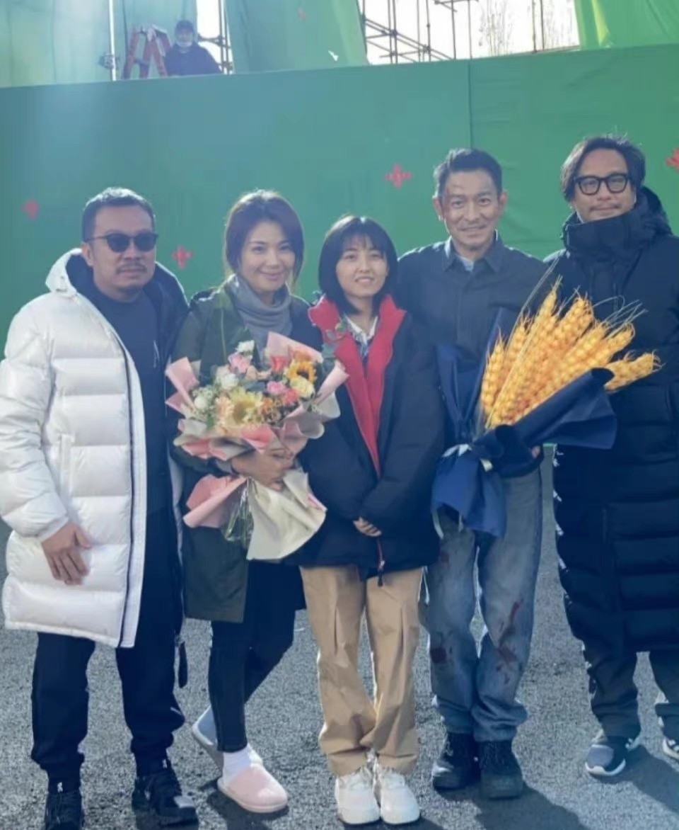 刘德华新剧杀青,合照让c位给年轻演员张子枫,刘涛素颜好惊艳
