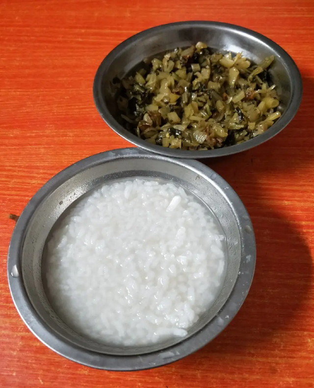 2018年,84岁老人去世,生前咸菜米粥度日,死后家中发现现金97万