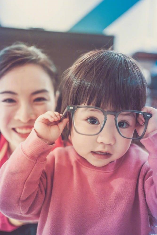吴敏霞女儿近照曝光,戴黑框眼镜卖萌超可爱,母女同框如复制粘贴