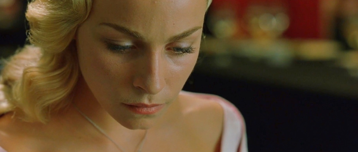 "莫妮卡贝鲁奇"的吻是偷尼欧的代码吗,黑客帝国谜题深度解析