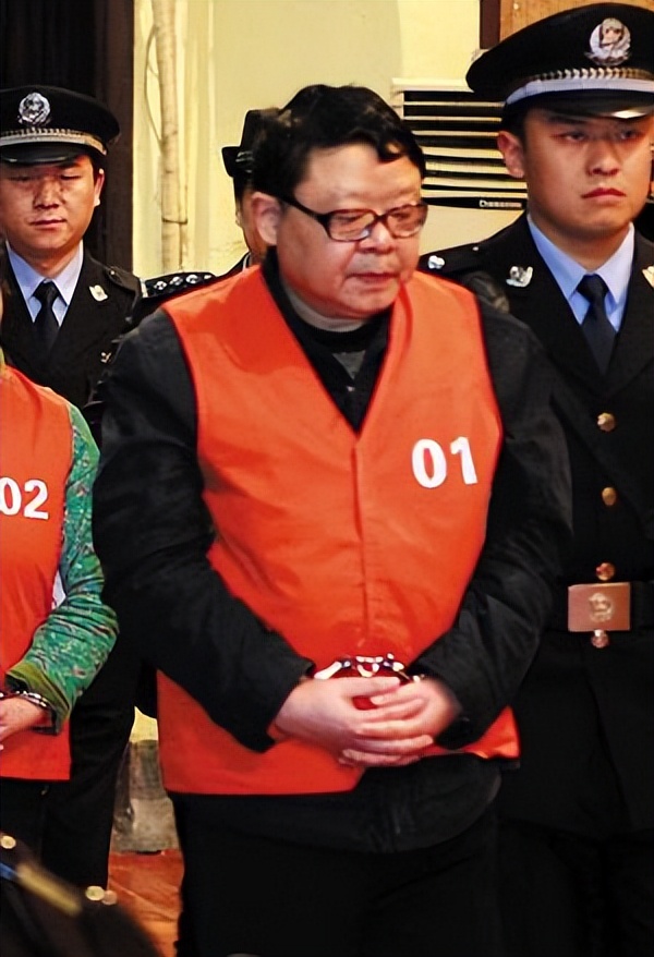 重庆一把大哥文强:抢女星金喜善,半夜约夜总会洋妞,遭人扇巴掌