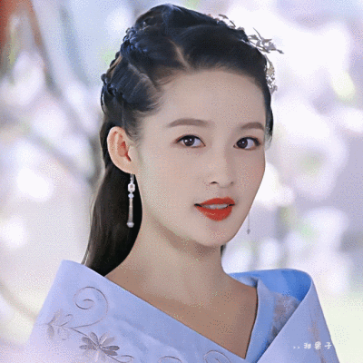 凭借薛宝钗这一角色李沁成功进入演艺圈,多年摸爬滚打演技得到了多数