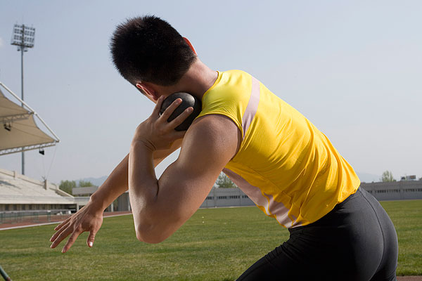 投铅球的正确姿势是什么?