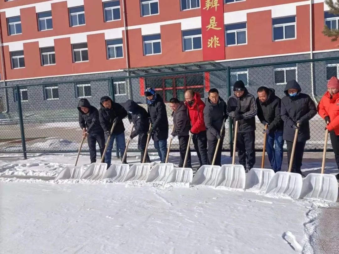 相约冬奥—扛红旗,当先锋|张北德智中学开展校园扫雪除冰活动