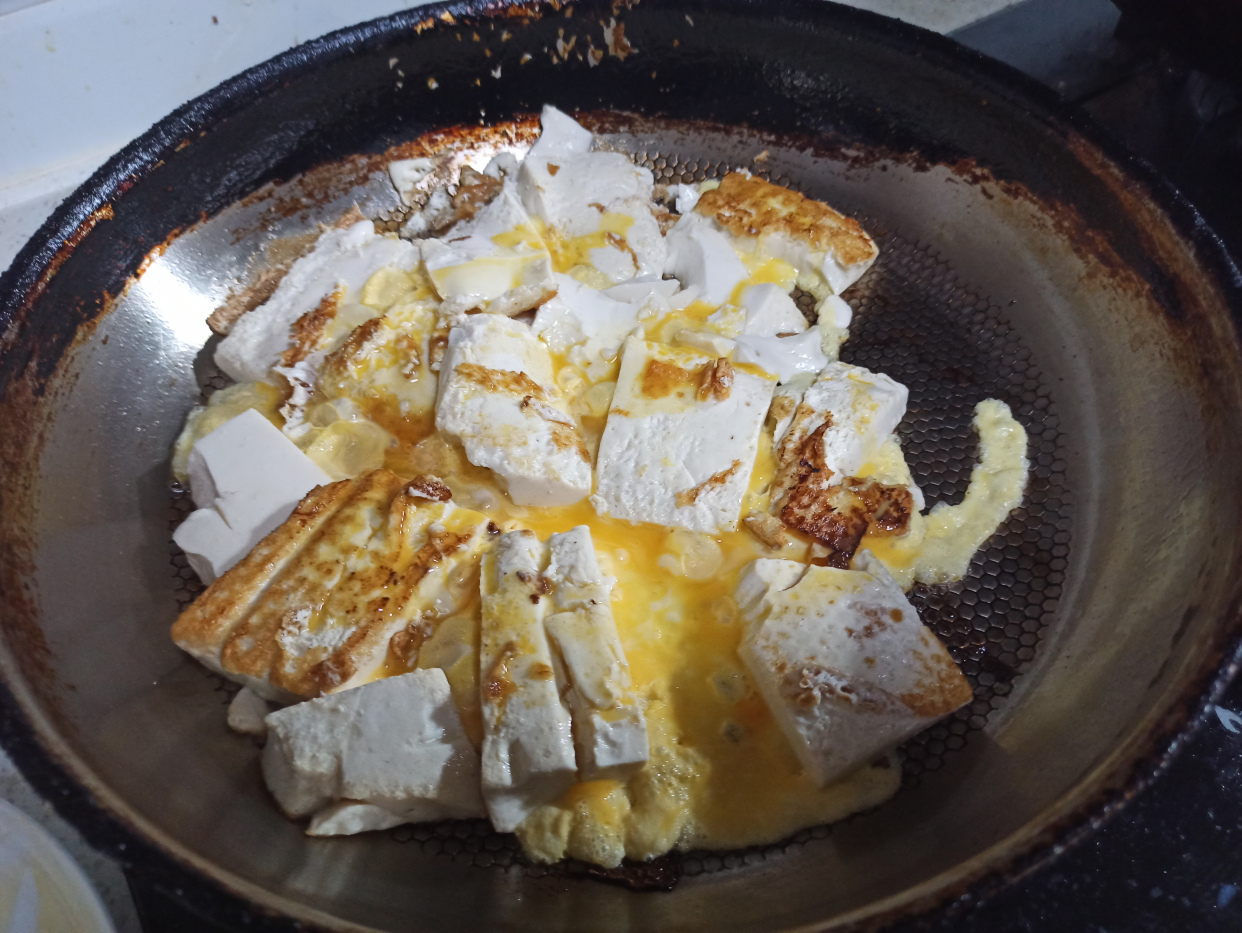 你猜这一道是荤菜还是素菜:超嫩的豆腐煎鸡蛋