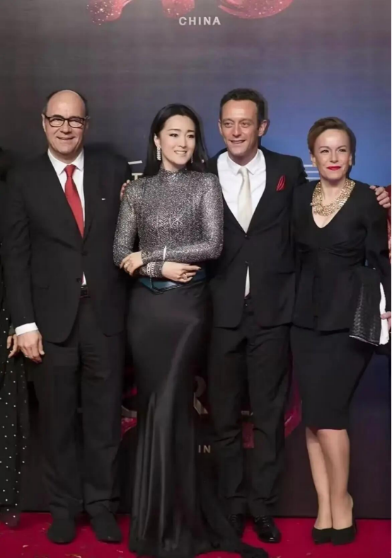 看了国内女明星与国外女明星合照,才发现内娱的美女"赢麻了"!