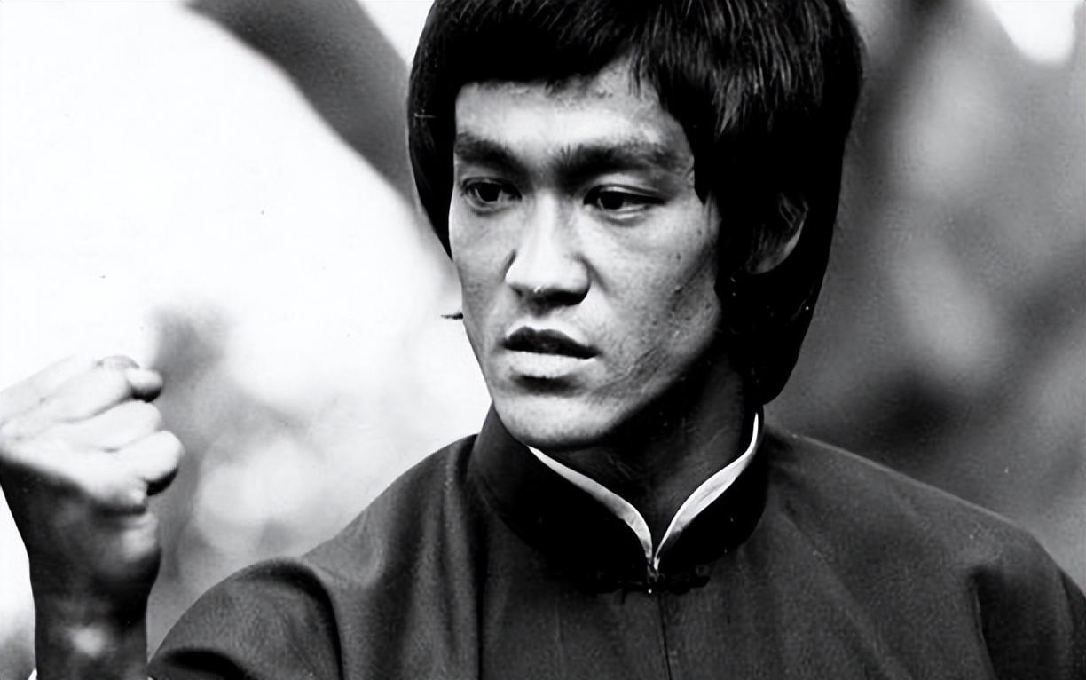 1973年李小龙离奇死在情人床上,当年发生了什么?他的死是意外吗