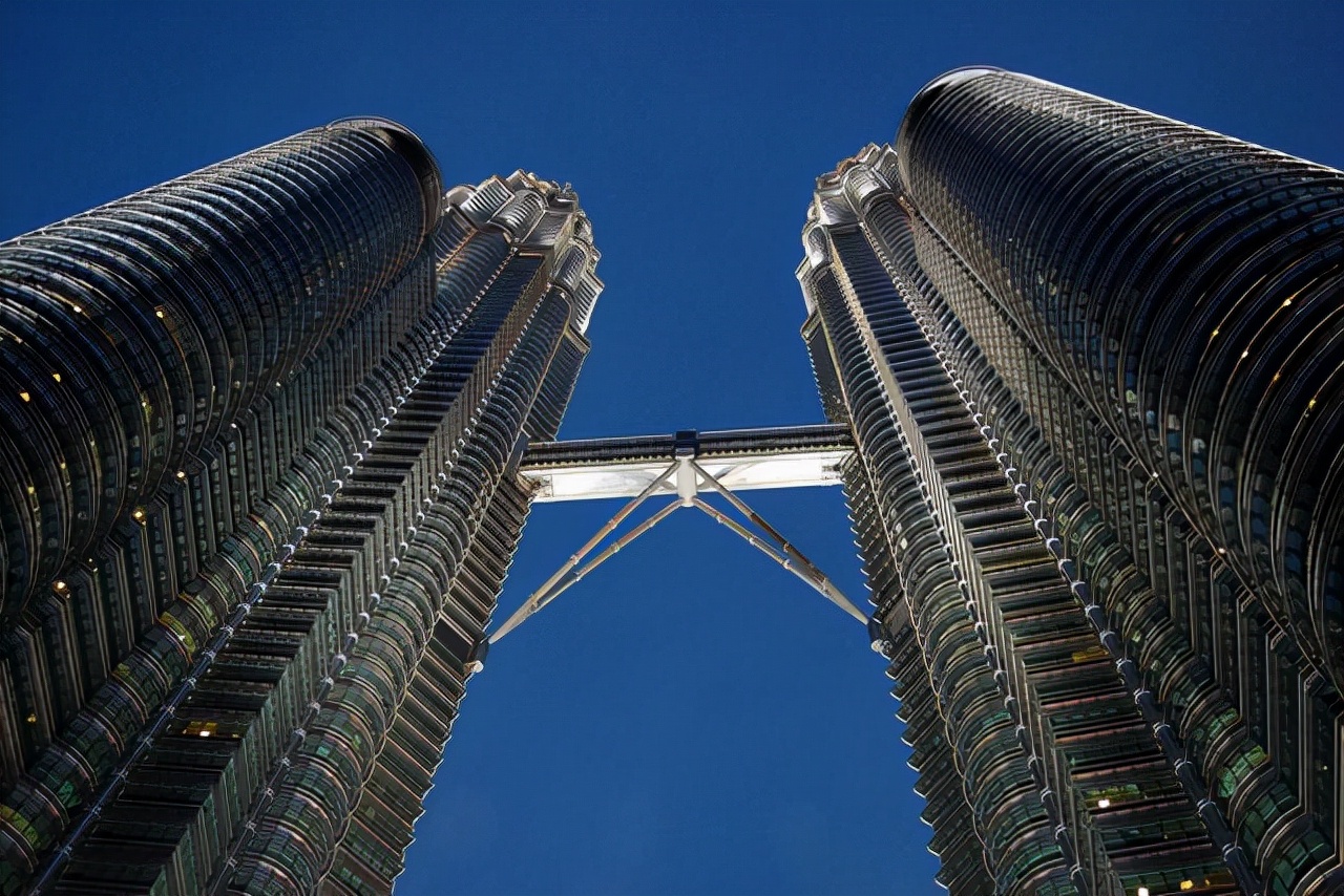 吉隆坡石油双塔曾经是世界最高的摩天大楼,仍是世界最高的双塔楼,也是