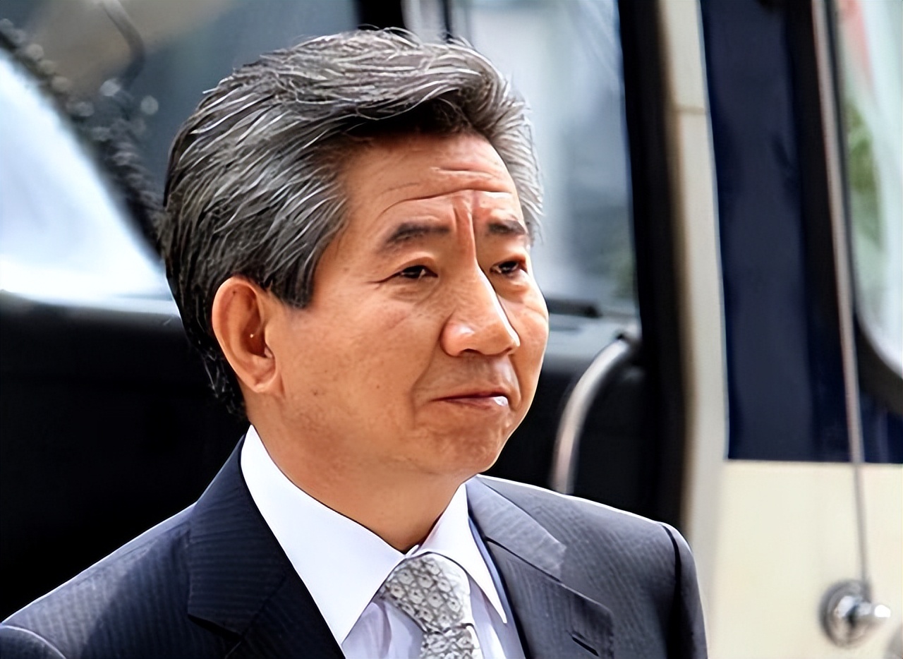 卢武铉:贫民奋斗成总统,跳崖身亡后,儿子赴中国发展,女儿获刑