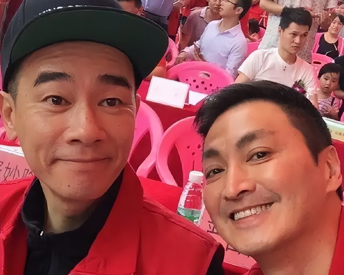 62岁何家劲晒照,照片中两个小女孩引起关注,网友:是女儿吗?