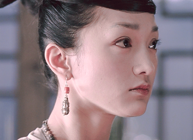 随后她又在李少红导演的古装戏《大明宫词》中饰演少年太平公主,周迅