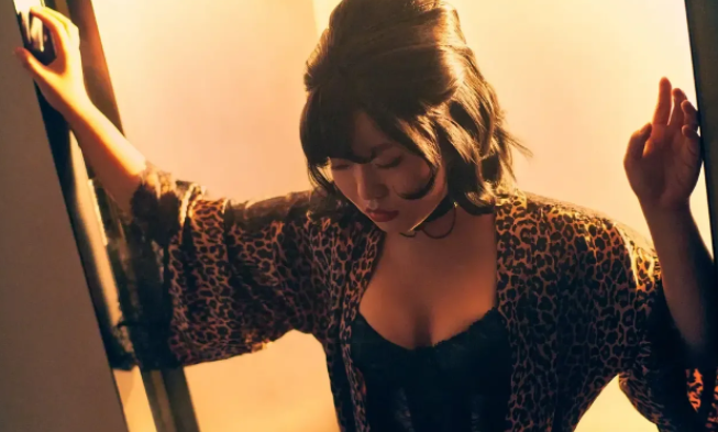 "微胖女神"辣目洋子和李雪琴,先后拍摄了《男人装》!