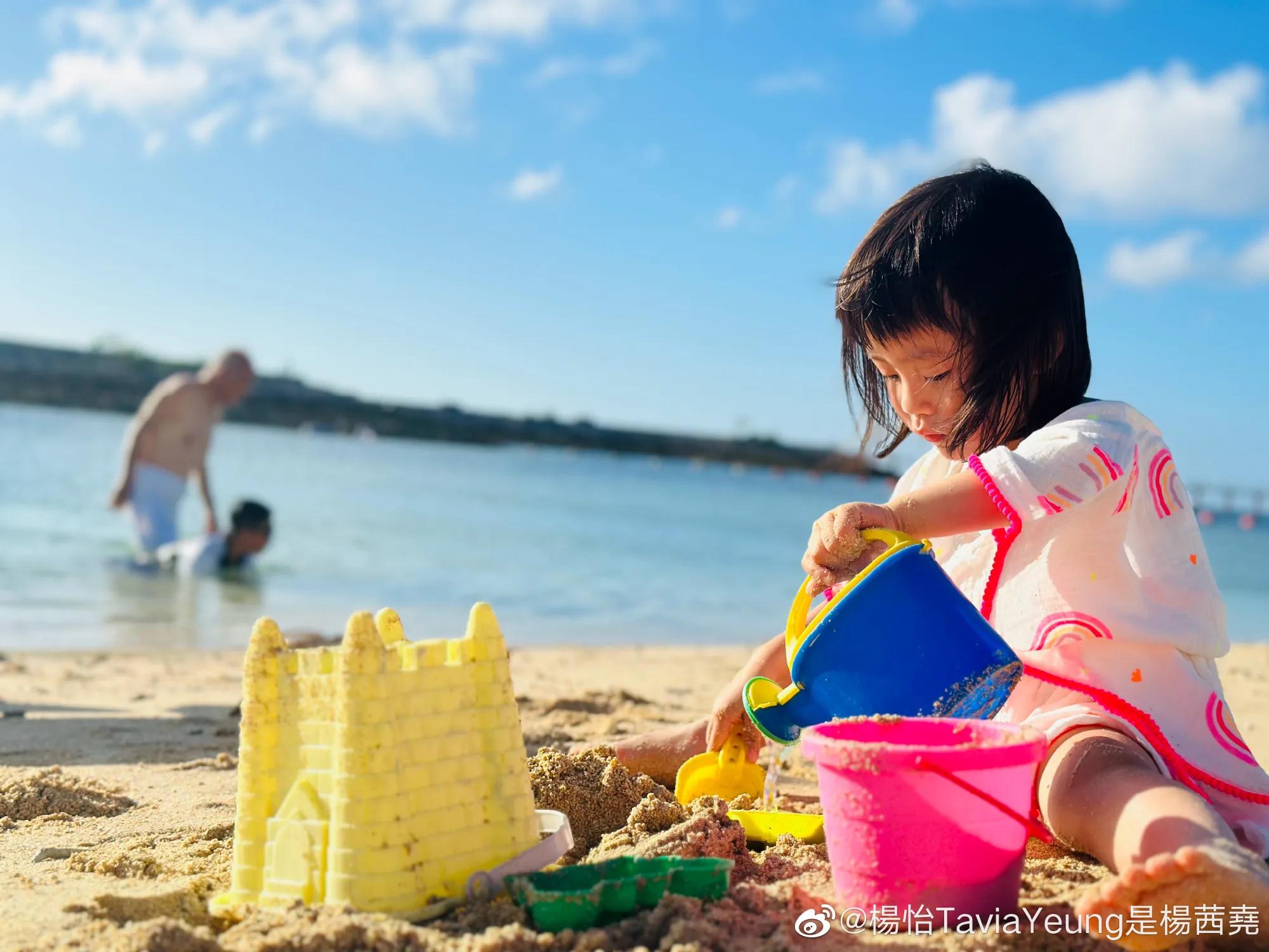 杨怡和家人海边出游,穿泳衣大秀苗条好身材,和老公同框画面养眼