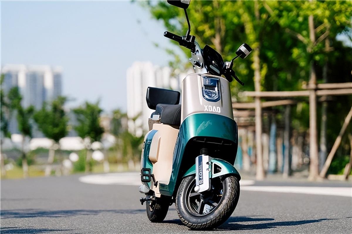 试骑小刀电动车航天动力系朋克,坐感舒适,无钥匙解锁解放懒人