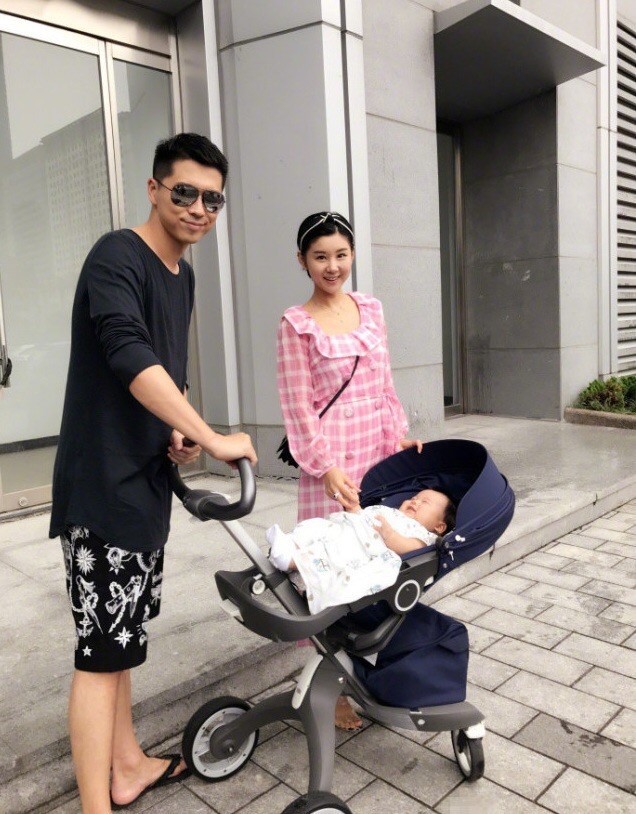 李小萌一家人同框拍写真,儿子长得真像王雷,李小萌依然清纯耐看