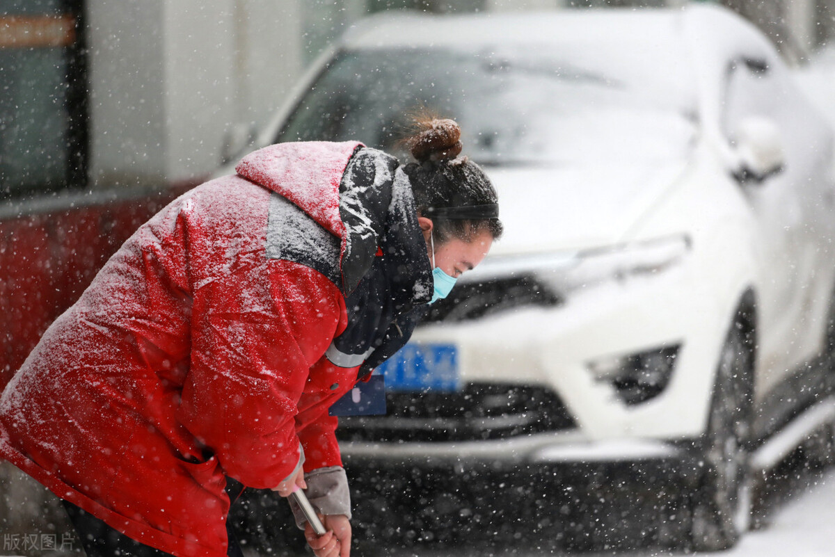 2020年1月6日,大連市民艱難地行走在大雪紛飛的街頭