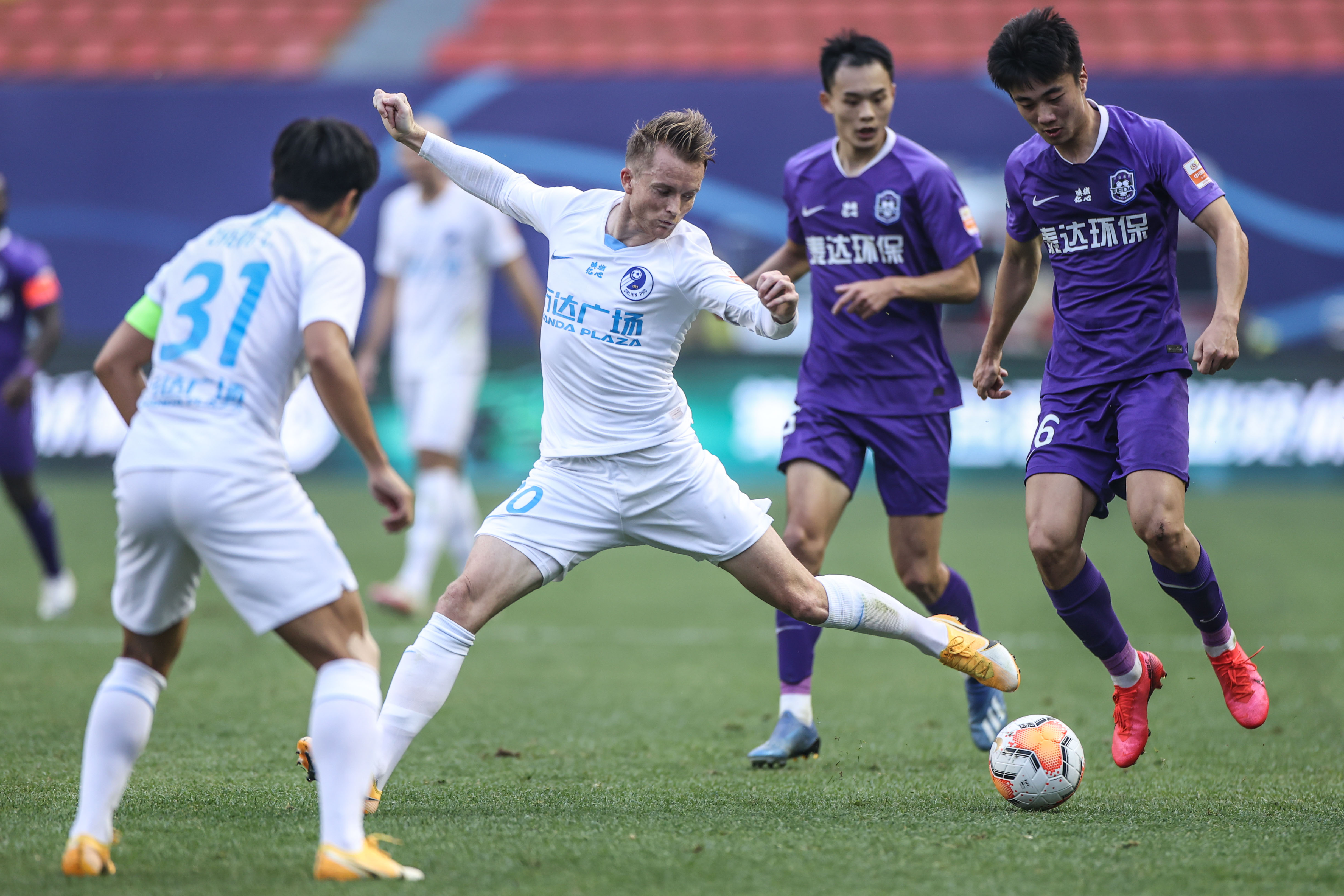 足球——中超:天津泰达胜大连人(2)