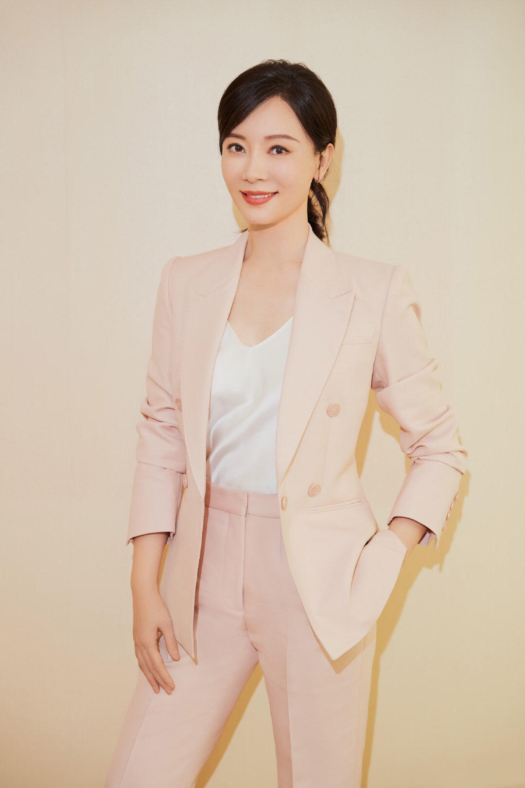 陈数虽然已是"阿姨"年龄,穿上粉色西服气质开挂,高贵又减龄!