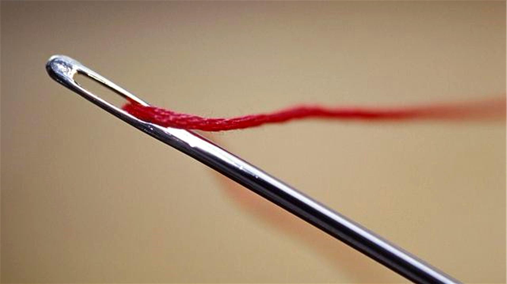 60岁奶奶,穿针线拿一个牙刷,1秒马上穿过又快又准,太厉害了