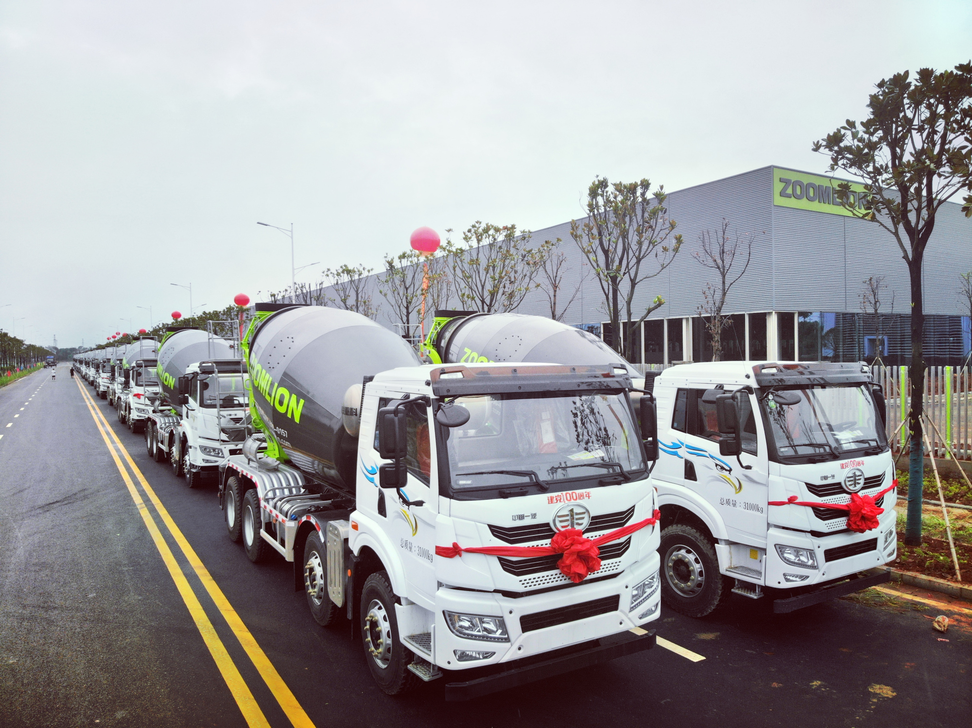 "天涯海角"遇见极光绿 中联重科百台国六搅拌车批量发车