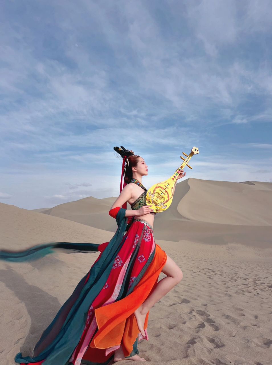 敦煌飞天 拍摄 攻略 姿势 场地:甘肃省敦煌市鸣沙山景区 妆造:景区
