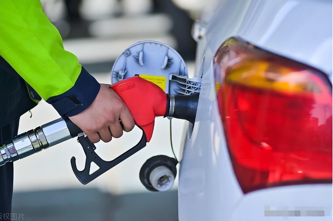 刑拘武汉父子俩52元购入95汽油67元出售每月狂赚5万元