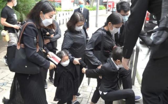 霍启刚晒珍贵全家福,仨娃正脸照首曝光,郭晶晶抱女儿与霍老太合影