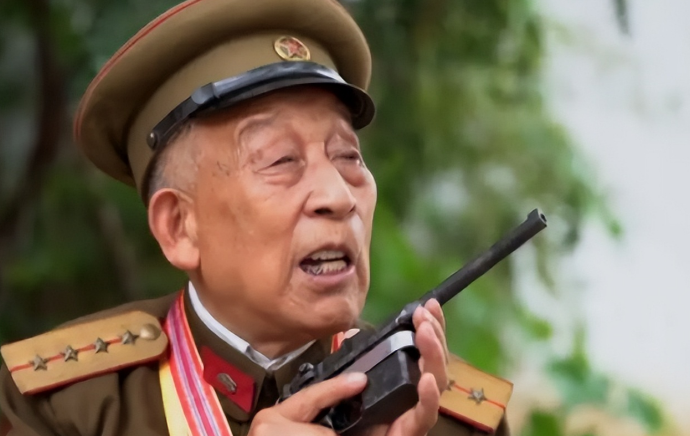 抗战老兵滕西远家藏双枪,工作人员前去收缴,老兵:这是粟裕送的