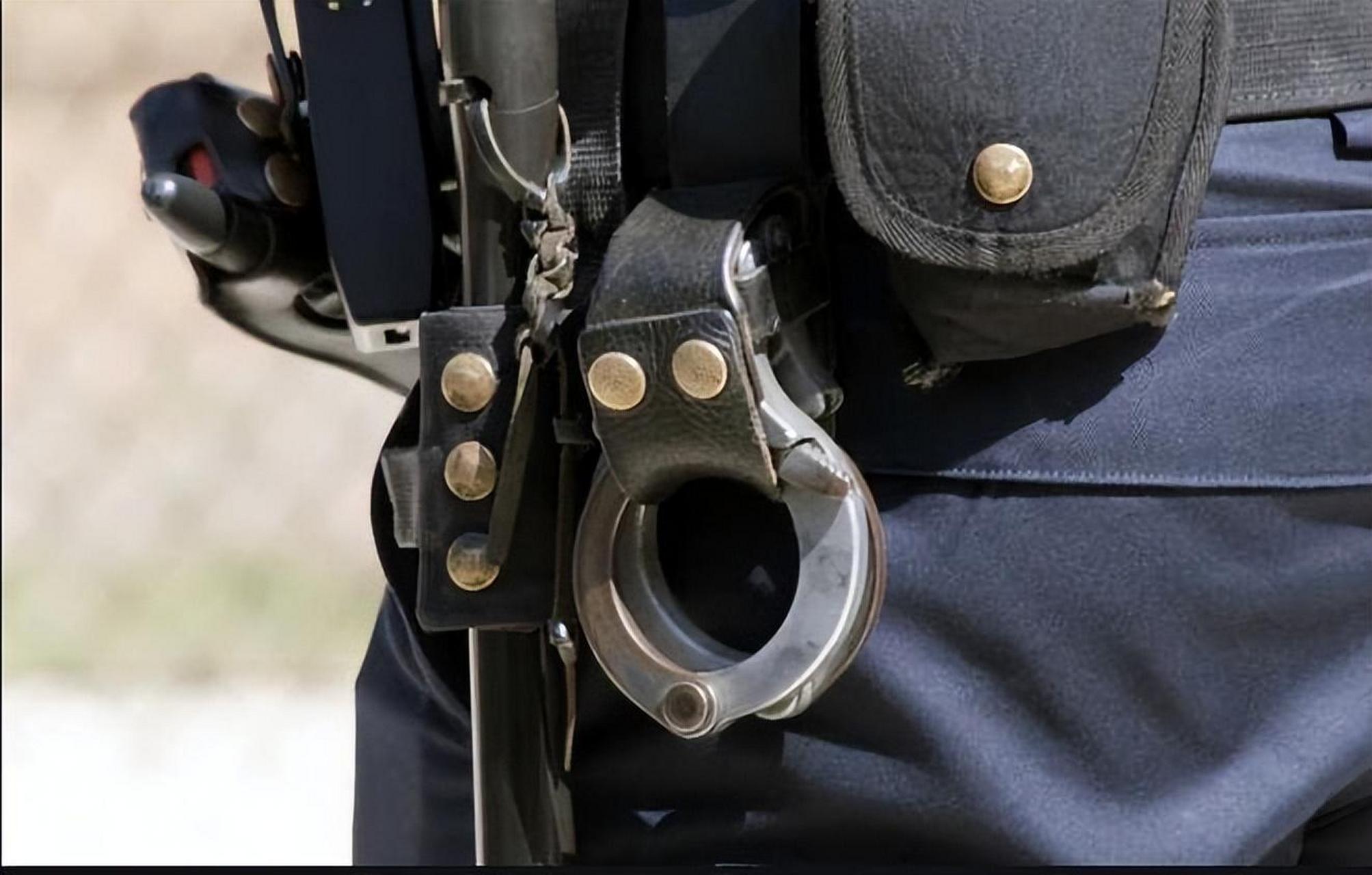 手铐是公安人员办案时经常使用的一种约束性工具,用来锁铐嫌疑人的