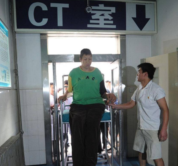 回顾河南巨人王峰军:身高2.55米,18年前当特型演员,如今怎样了