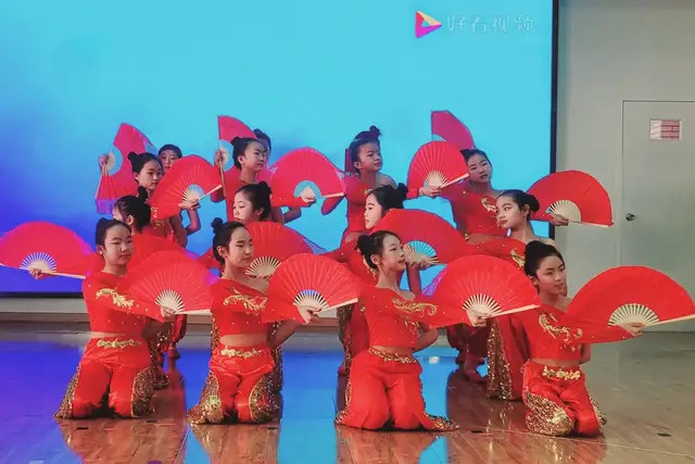 扬州世明双语学校小学部开展"博爱"艺术节展演活动