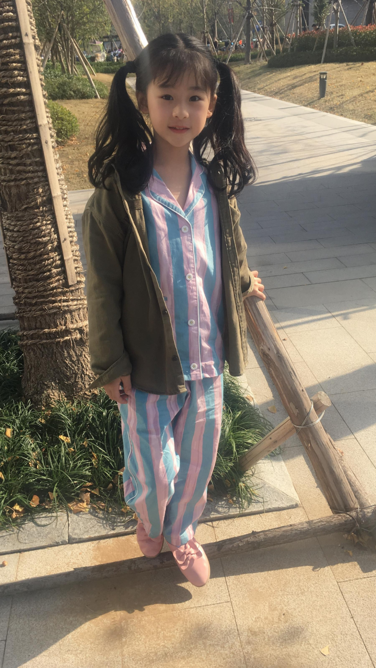 刘未晞在剧中饰演小蘑菇,在剧中她与蒋欣饰演的女