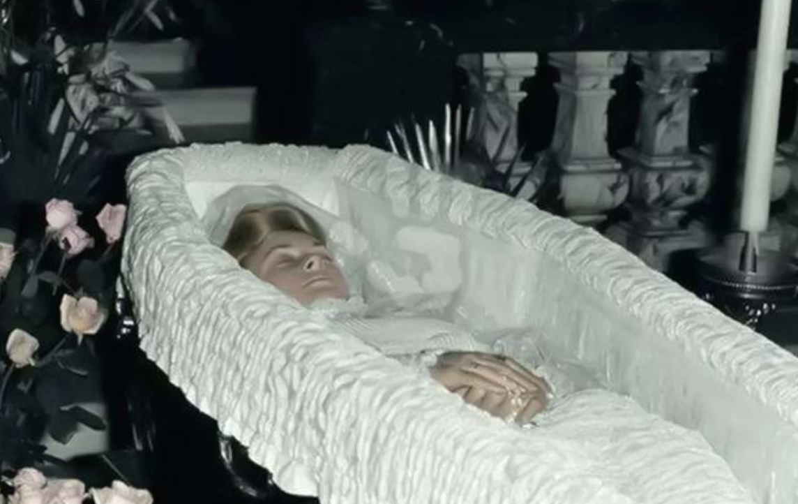 查尔斯因愧疚执意接回戴安娜遗体,最后一次亲吻,泪流满面心不安