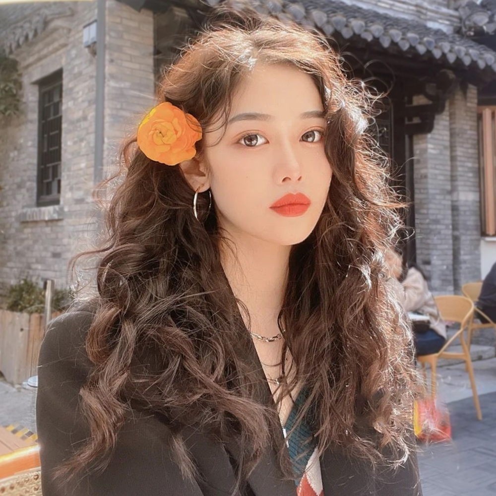 减龄不一定要烫羊毛卷,太挑人!今年流行"慵懒卷",很有女人味