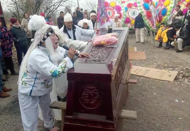 河南哭灵女子一年哭70多场磕头上万次亲朋聚会很少被邀请