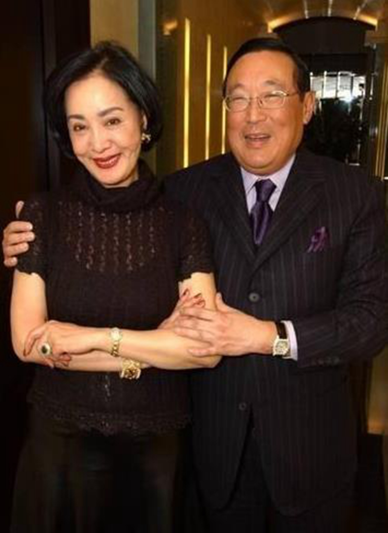 豪门儿媳何莉莉,对丈夫情人隐忍43年,最后一人独揽70亿遗产