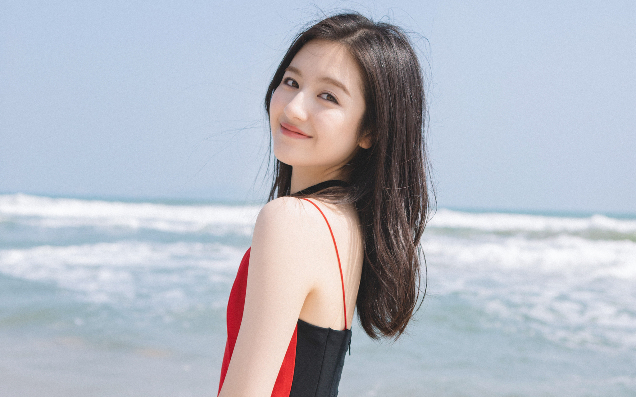 张新成在马尔代夫旅游,女友李兰迪在剧组忙碌,两人近况引发关注和猜测