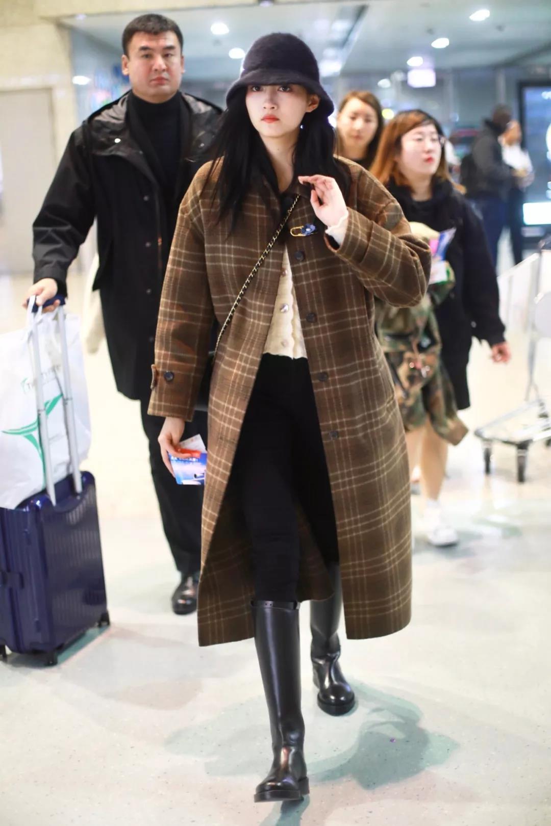 关晓彤认真过冬,穿一身黑裹得严实如普通路人,只有包包是亮点