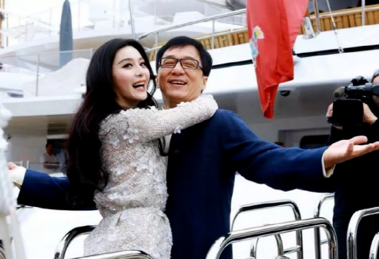 范冰冰和成龙同框照曝光,范冰冰裙子不合适一脸不开心