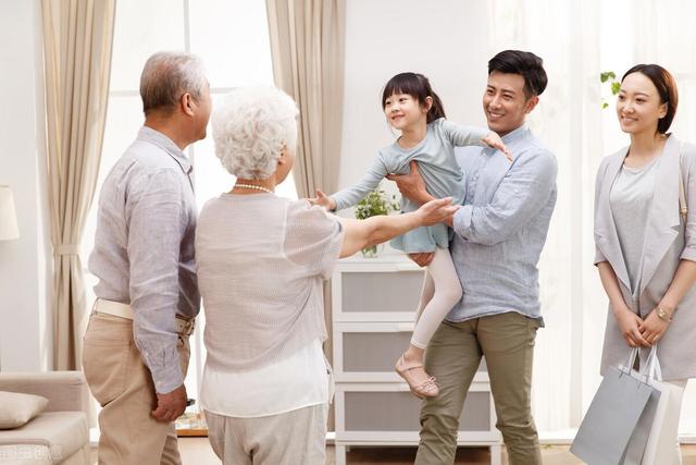 老人帮儿女带娃,到底要不要支付生活费?