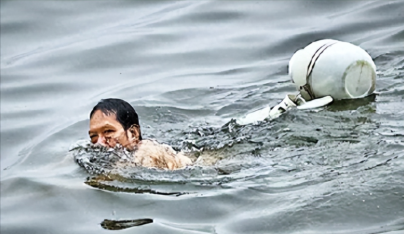 确认设备无误后,小马怀着激动的心情,一头便扎进了水里,准备大显身手