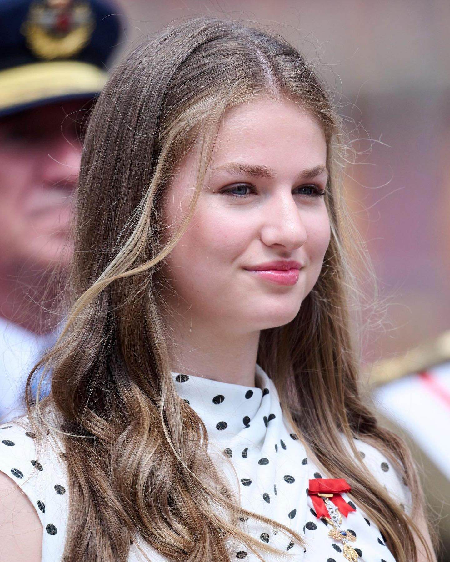 17岁西班牙大公主又营业了!穿波点裙亮相略显胖,未来女王气场足