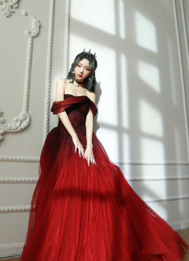 李紫婷更新mv花絮,抹胸礼裙勾勒优美肩颈线,头戴皇冠如在逃公主
