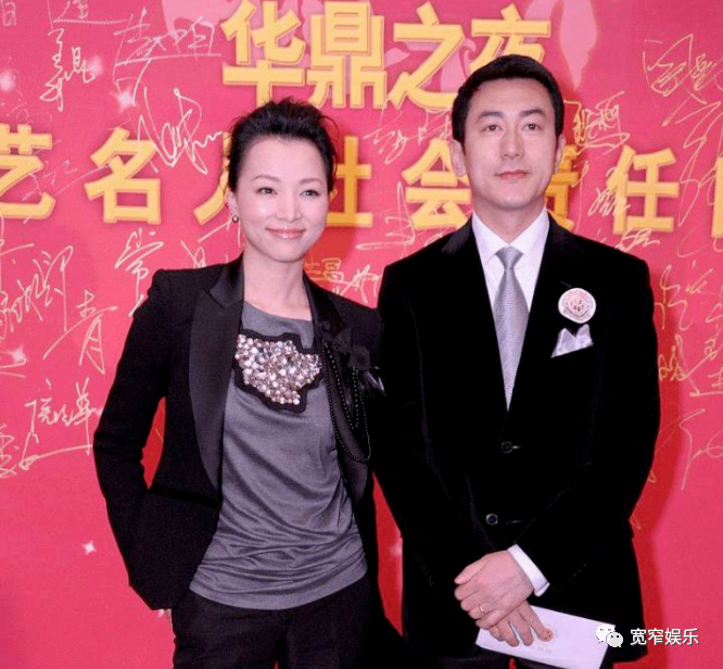 罕见的董卿夫妇现身,她温柔地依偎在富商丈夫身旁
