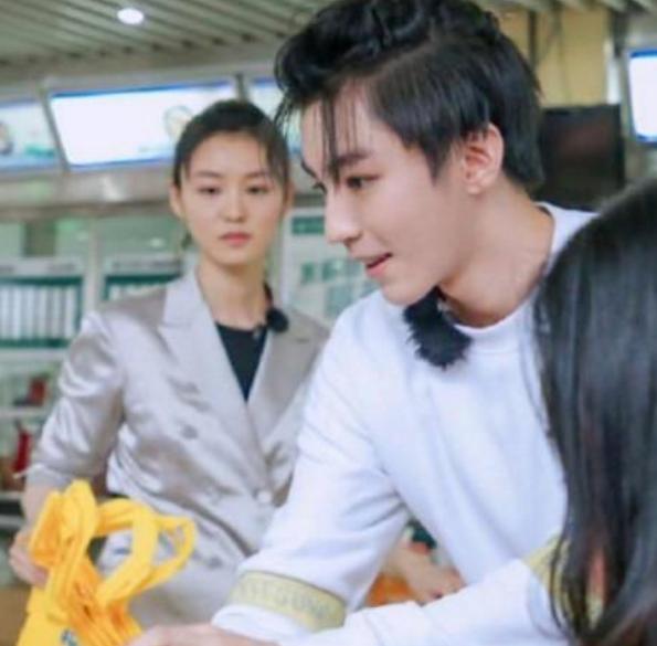 王俊凯女助理突然"走红",明明只帮忙送饭,颜值碾压大多数网红