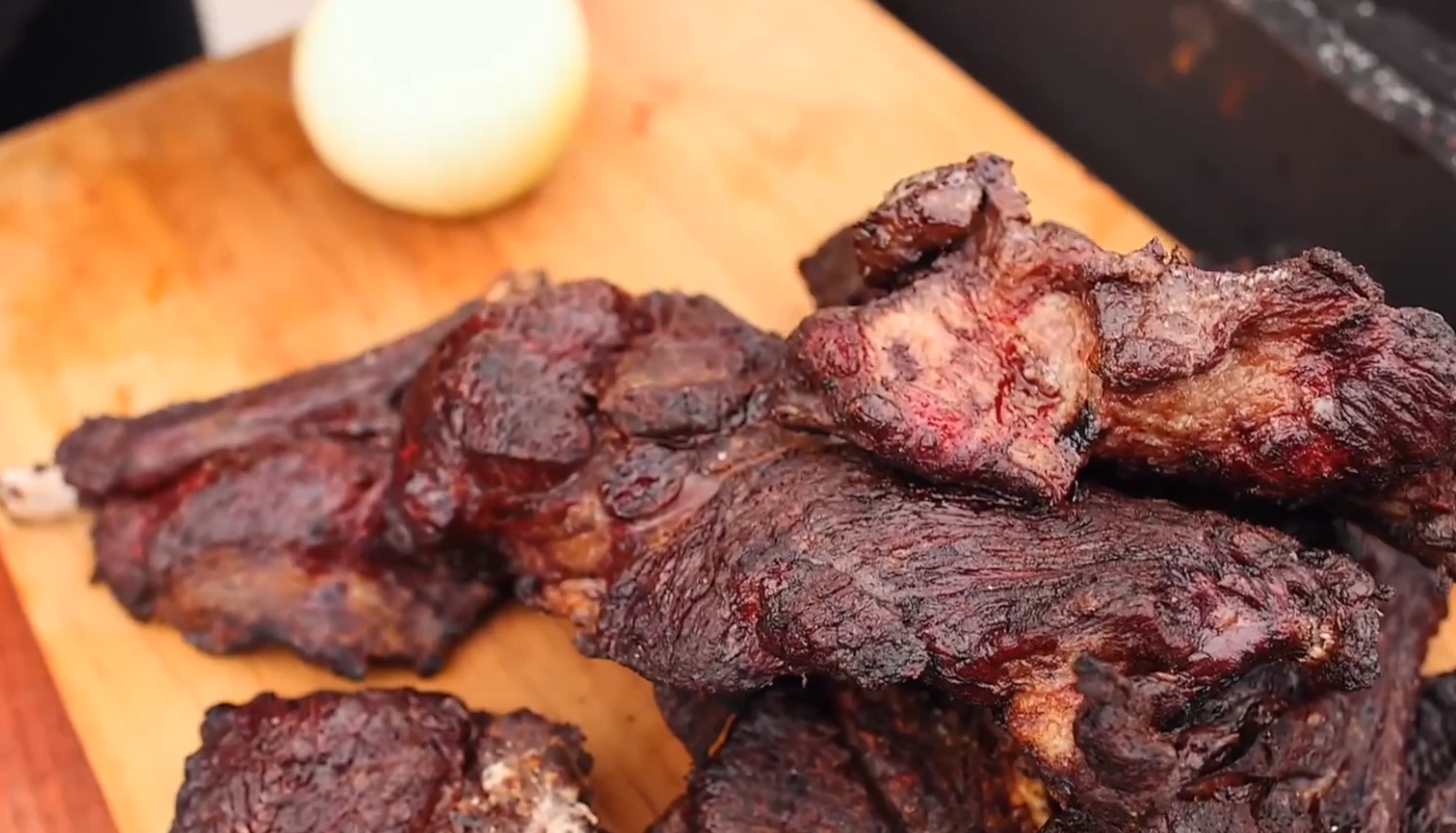 哈萨克斯坦烤熊肉,500斤巨熊任人宰割,两位大叔吃到停不下来