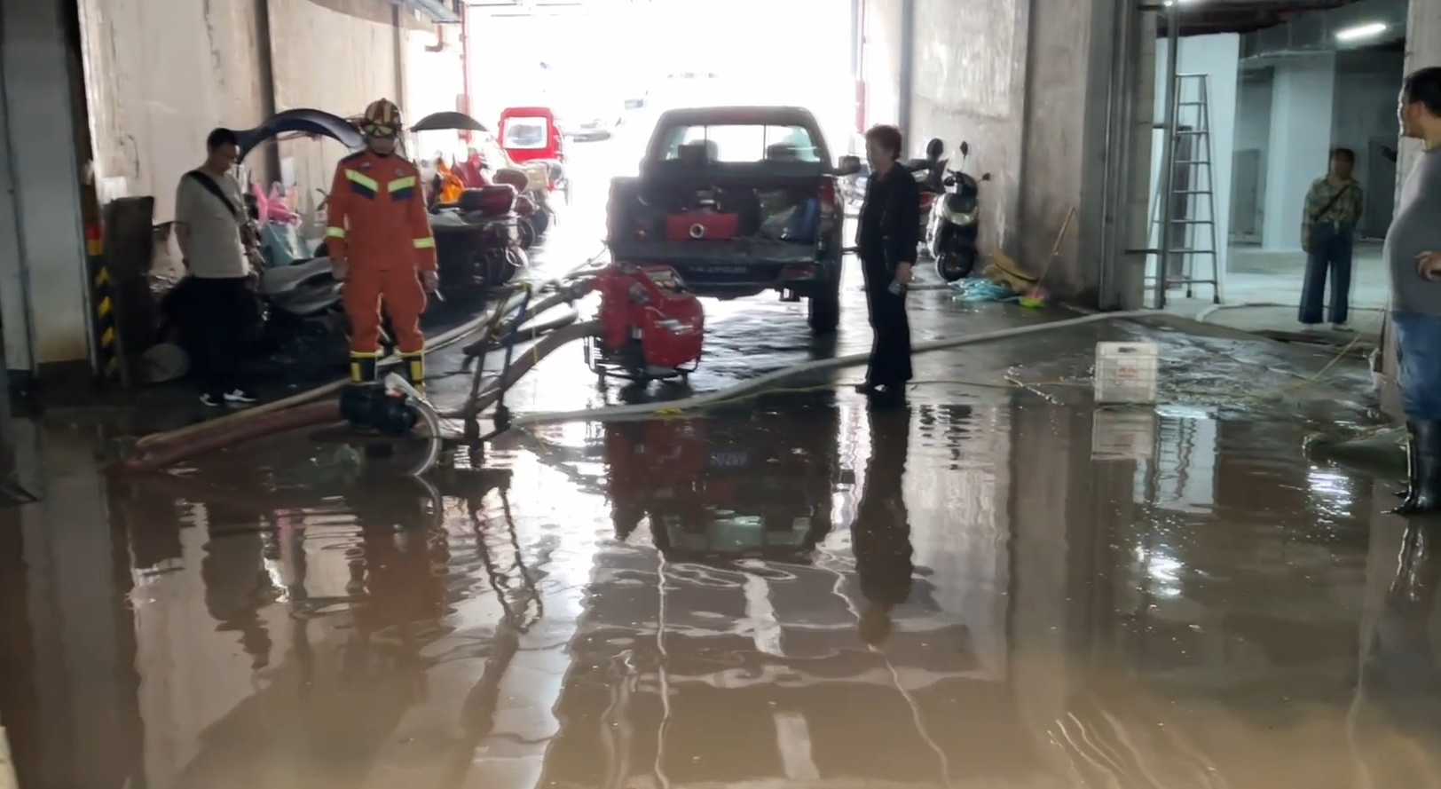 视频｜暴雨致地下车库被淹 消防员50分钟抽水排险