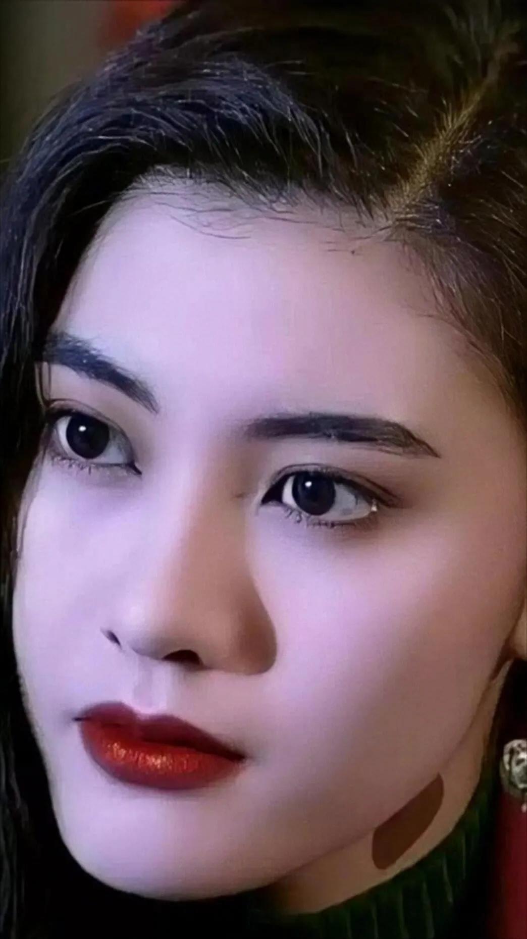 李嘉欣青涩的学生时代,美女也有美女的烦恼