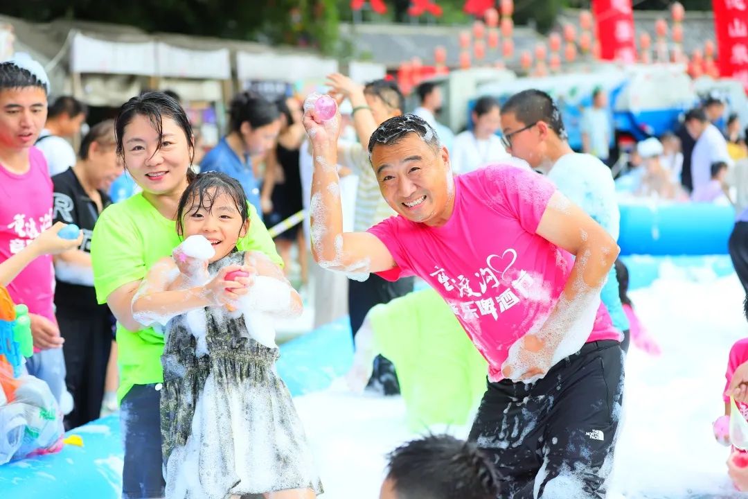 重渡沟上演千人水球大作战,"夺宝达人"现场嗨翻天!